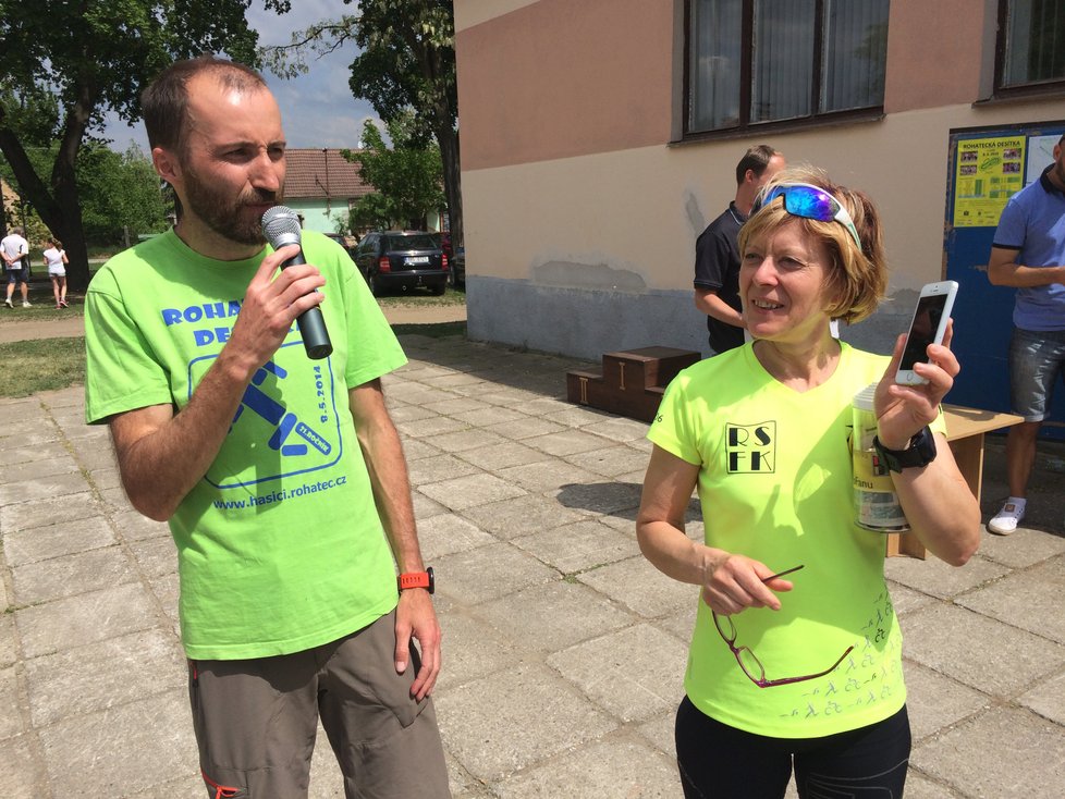 Organizátor Rohatecké desítky Luděk Durďák s Janou Smrčkovou se na dálku spojili se zraněným triatlonistou.