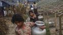 Prchající Rohingové na cestě do Bangladéše Prchající Rohingové na cestě do Bangladéše