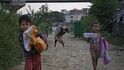 Prchající Rohingové na cestě do Bangladéše
