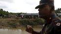 Prchající Rohingové na cestě do Bangladéše