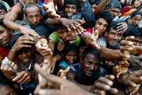 Zabíjení i omezování porodnosti. Genocida Rohingů pokračuje ve velkém, varuje OSN