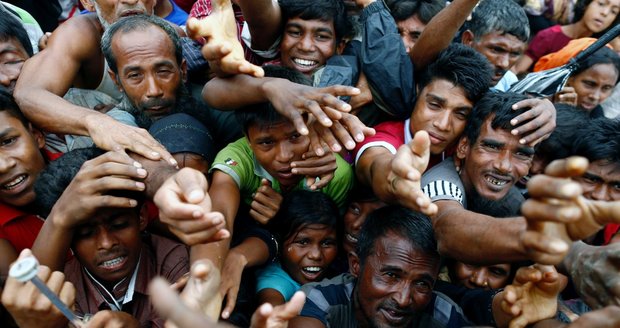 Zabíjení i omezování porodnosti. Genocida Rohingů pokračuje ve velkém, varuje OSN 