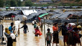 Rohingští uprchlíci opouštějí své domovy.