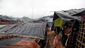 Rohingští uprchlíci opouštějí své domovy.