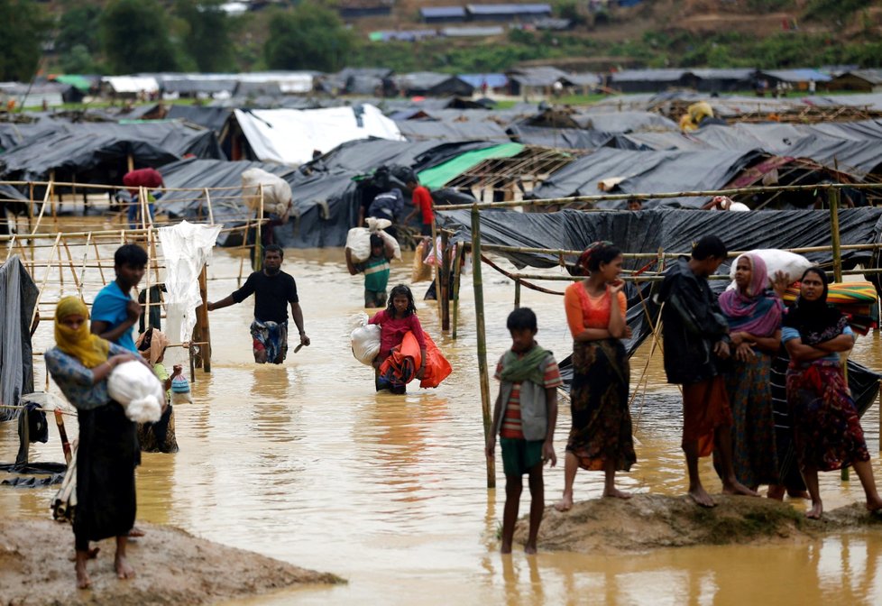 Rohingští uprchlíci opouštějí své domovy.