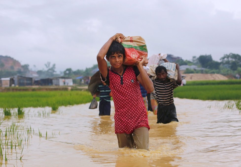 Rohingští uprchlíci opouštějí své domovy.