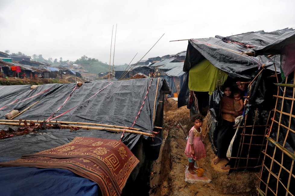 Rohingští uprchlíci opouštějí své domovy.