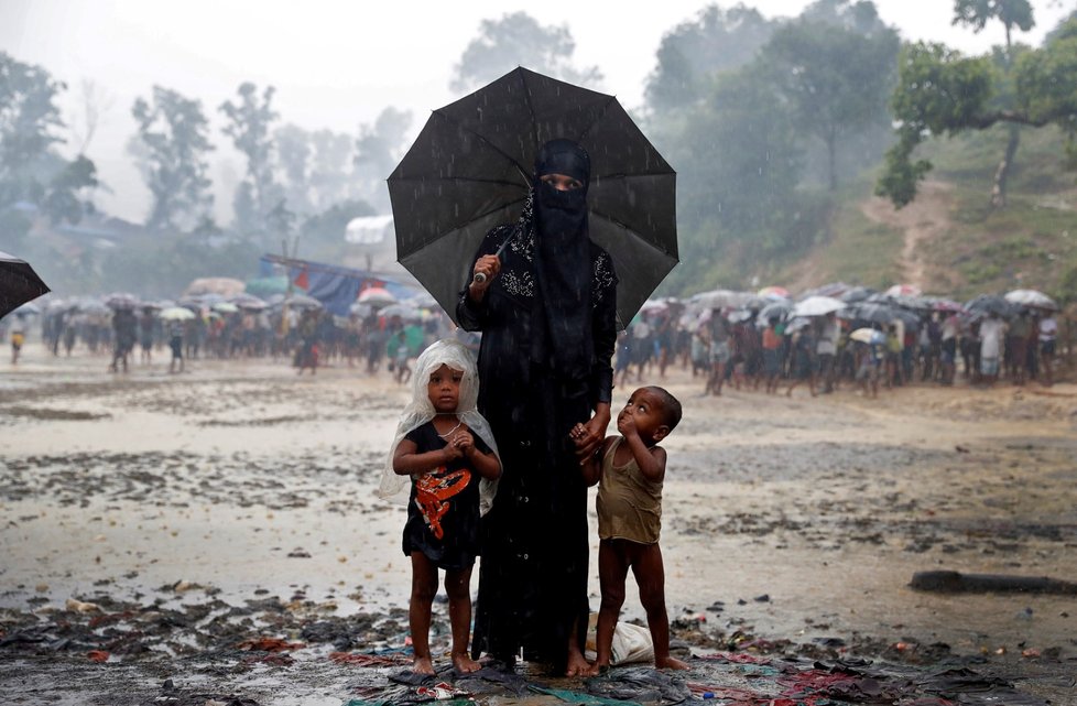 Rohingští uprchlíci opouštějí své domovy.