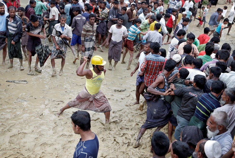 Rohingští uprchlíci opouštějí své domovy.