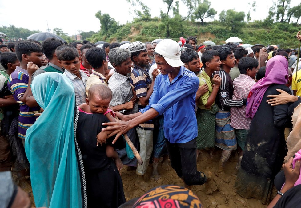 Rohingští uprchlíci opouštějí své domovy.