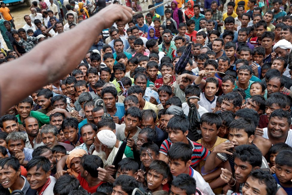 Rohingští uprchlíci opouštějí své domovy.