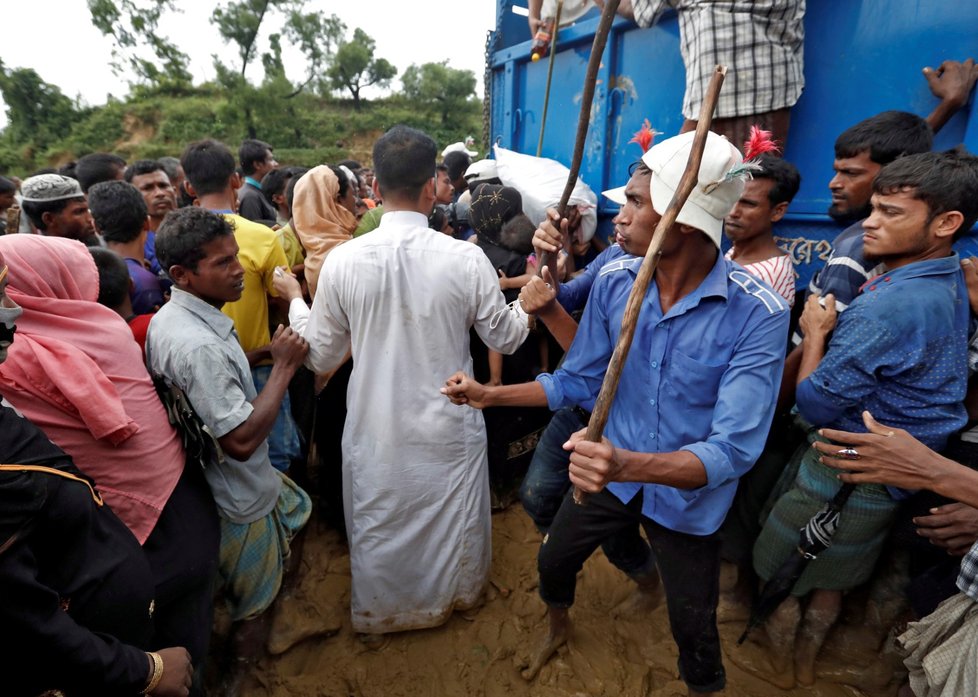 Rohingští uprchlíci opouštějí své domovy.