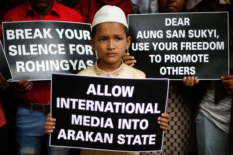 Rohingyjský uprchlík drží ceduli s nápisem - Vpusťte mezinárodní média do Arakanu