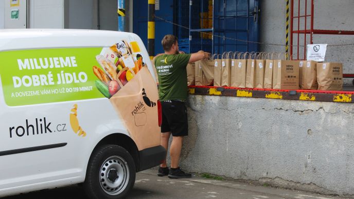 On-line supermarket Rohlik.cz rozváží tašky s objednanými potravinami ze skladu v Praze.