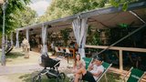 Rohlík Park na KVIFF startuje: Ráno brunch, večer koncert se sklenkou v ruce