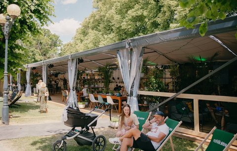 Rohlík Park na KVIFF startuje: Ráno brunch, večer koncert se sklenkou v ruce