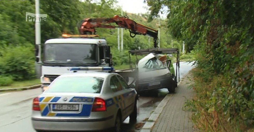 Při nehodě auta s tramvají v Praze zemřela řidička kurýrní služby