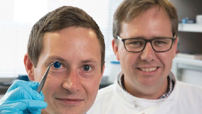Výzkumníci z Newcastle University technologií 3D tisku vytvořili první lidské rohovky.