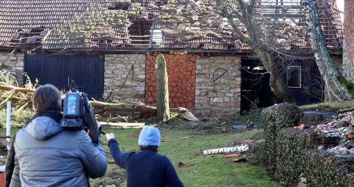 Nad Českem se prohnal orkán Sabine. Hasiči po celý den likvidovali následky: popadané stromy, zničené vedení, popadané sloupy, zničená auta, vytopené sklepy a ulítlé střechy