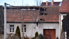 Hasiči zasahovali 10. února 2020 v Rohozné na Jihlavsku, kde silný vítr způsobil rozsáhlé škody na střechách několika domů.