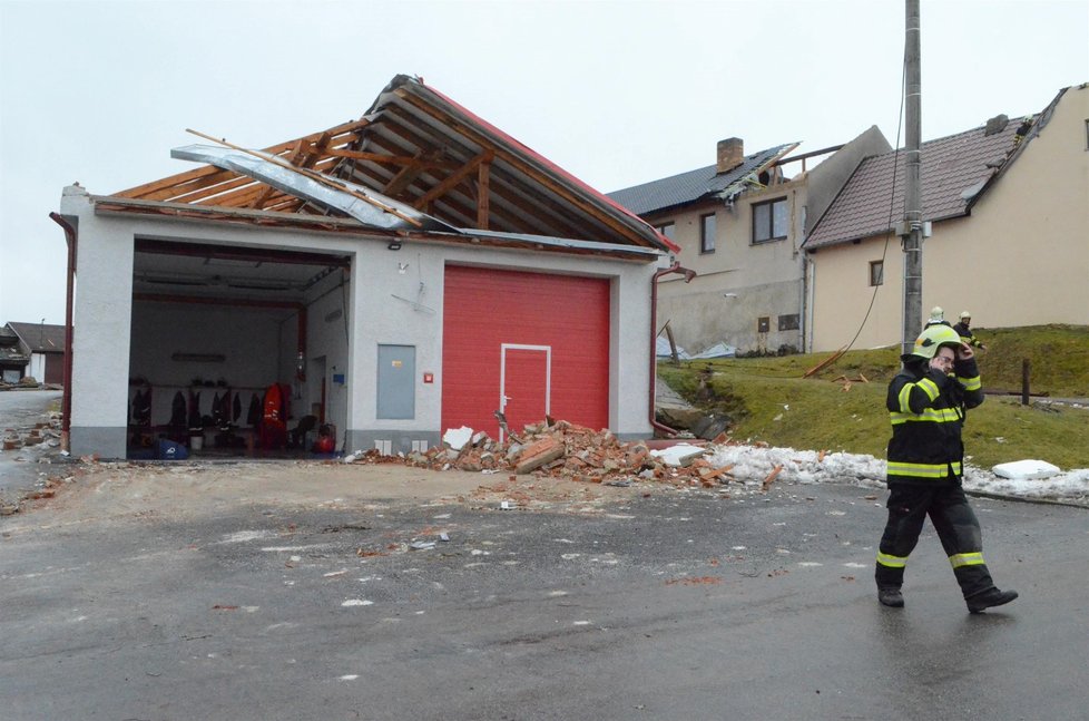 V Rohozné na Jihlavsku vzal silný vítr řadě domů střechu, bez ní skončila i hasičská zbrojnice.