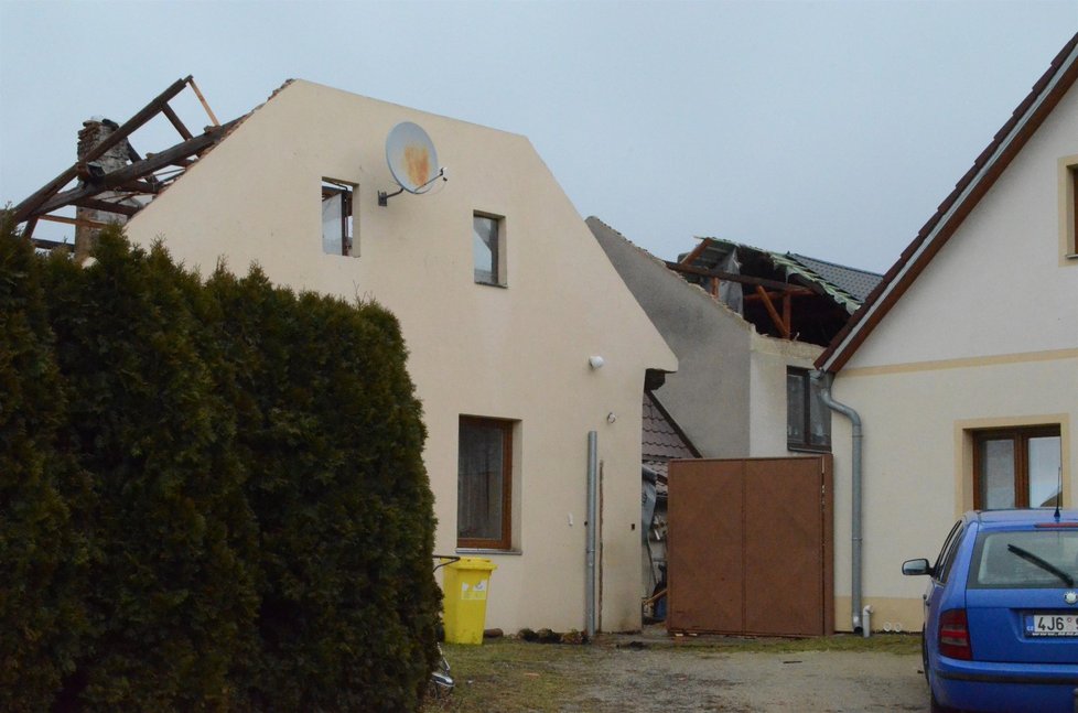 V Rohozné na Jihlavsku vzal silný vítr řadě domů střechu, bez ní skončila i hasičská zbrojnice.