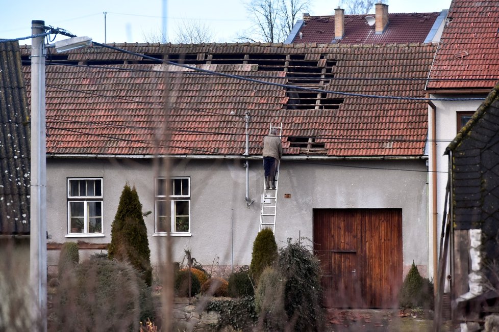 Hasiči zasahovali 10. února 2020 v Rohozné na Jihlavsku, kde silný vítr způsobil rozsáhlé škody na střechách několika domů.