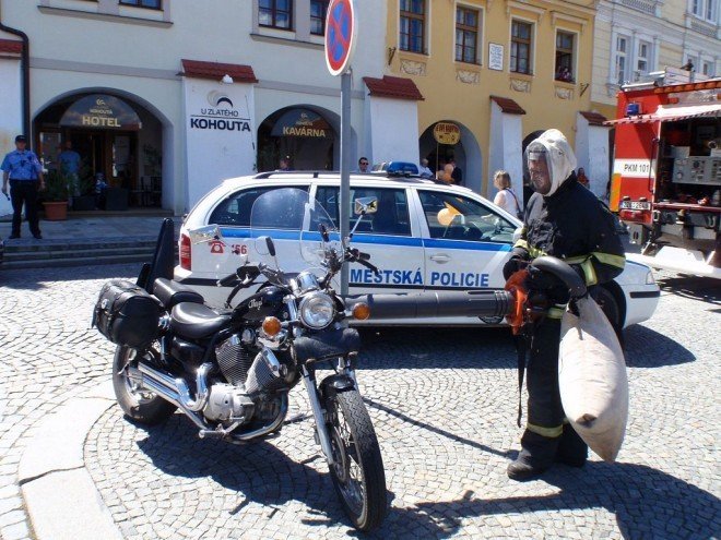 Roj včel obsypal i motocykl v centru Kroměříže.