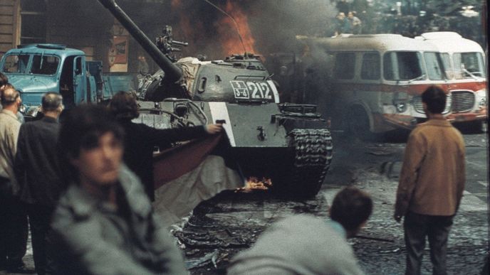 Sovětské tanky v ulicích Prahy