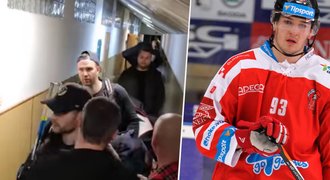 Šílený incident v Třebíči: Hokejistu zasáhla petarda. Kotel soka překvapil reakcí