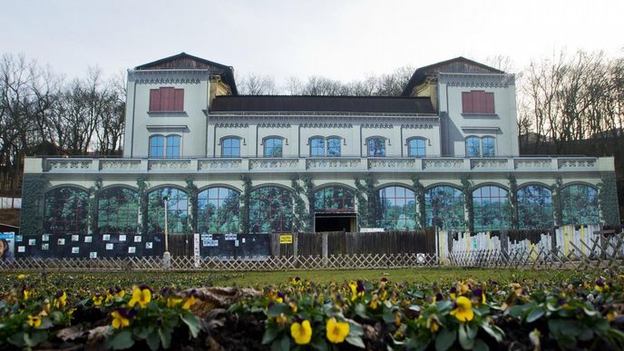 Roky plánovaná rekonstrukce historické Šlechtovy restaurace ve Stromovce (na snímku z 18. února) by mohla začít v příštím roce. Praha chce v dubnu vypsat výběrové řízení za 100 až 120 milionů korun. V rozhovoru s ČTK to řekl náměstek primátora Václav Novotný (TOP 09). Památkově chráněná restaurace chátrá už desítky let. Její oprava byla v minulosti opakovaně odložena.