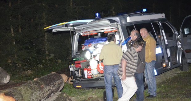 Rodiče ubodal, těla pak rozjezdil autem a zapálil: Mladíkovi hrozí doživotí 