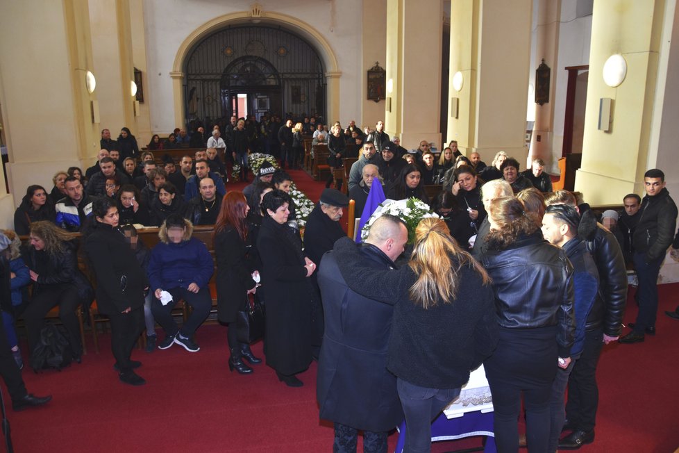 Při loučení se zastřelenou ženou její příbuzní a známý zcela zaplnili kostel v Rokycanech.