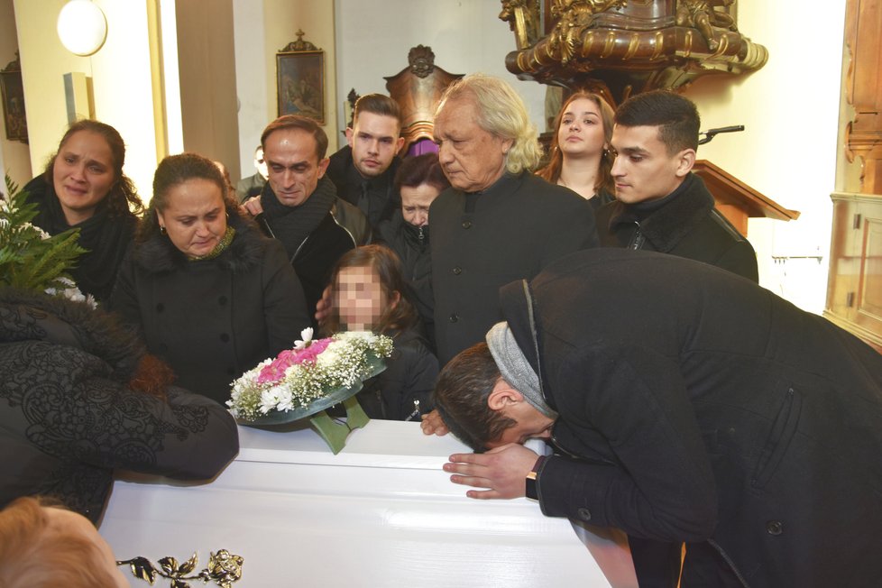Otec Andrej D. (65) se u rakve loučí se svou zastřelenou dcerou.