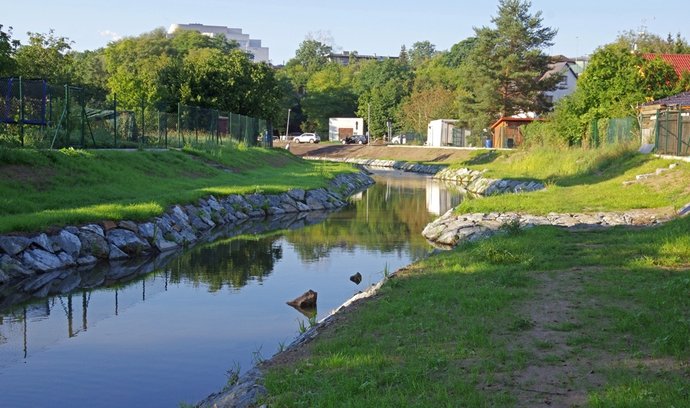 Nový přístup k vodě. Praha obnovuje rybníky a potoky a tvoří modrozelenou infrastrukturu
