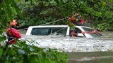 Vjeli s dodávkou do rozvodněné Rokytné: Dva muže v nesnázích lovili hasiči pět hodin