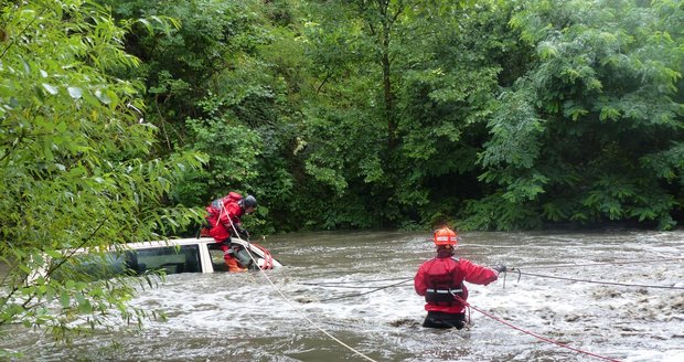 Hasiči v úterý zachraňovali dva muže, kteří s dodávkou uvázli v řece Rokytná.