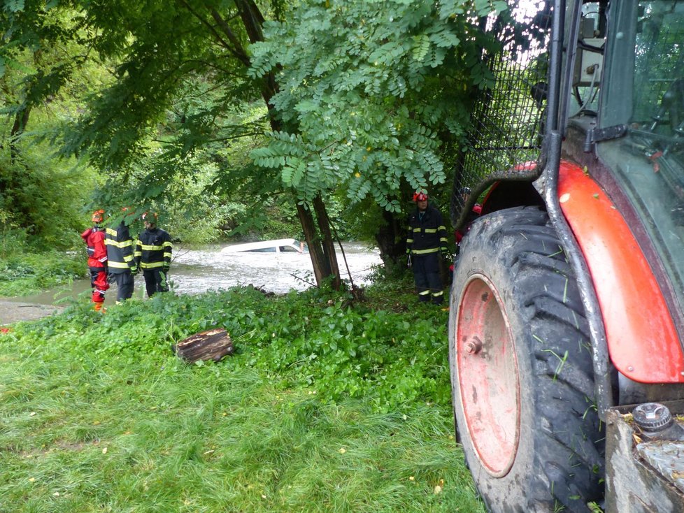 Hasiči v úterý zachraňovali dva muže, kteří s dodávkou uvázli v řece Rokytná.