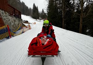 Boj o život v Rokytnici nad Jizerou: Vrtulník nemohl přistát u pacientky. Pomohli horští záchranáři