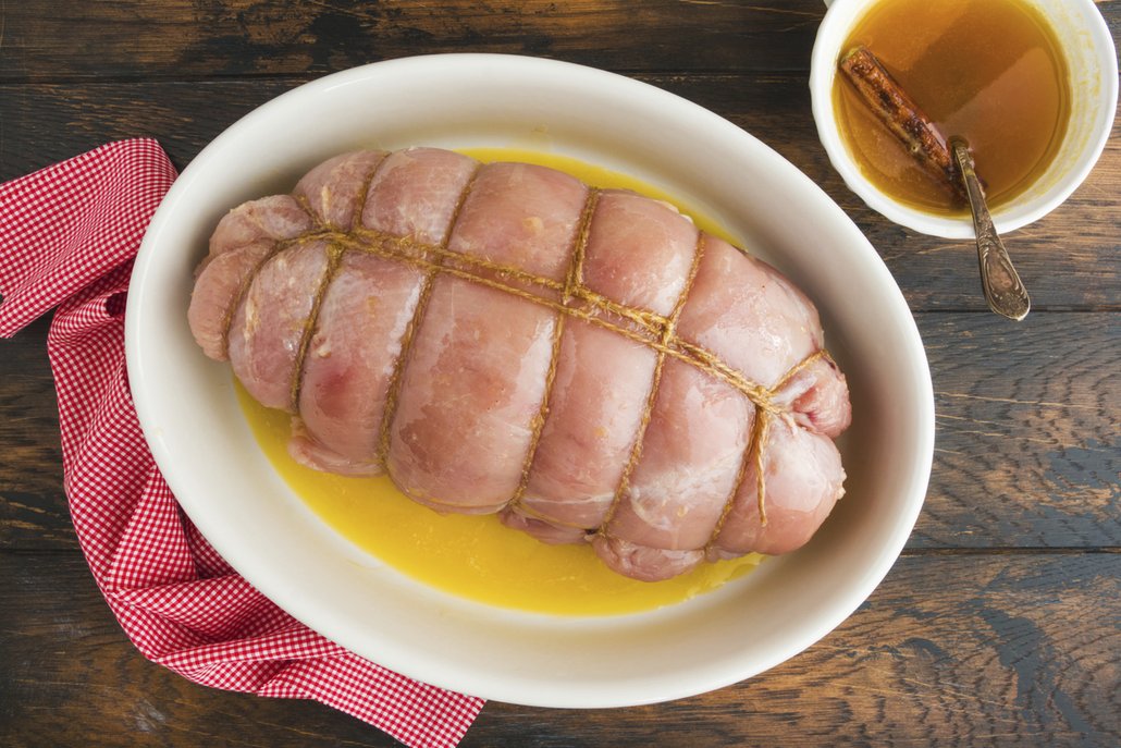 Díky správnému převázání si roláda zachová požadovaný tvar, uchová šťavnatost a pravidelně se propeče.