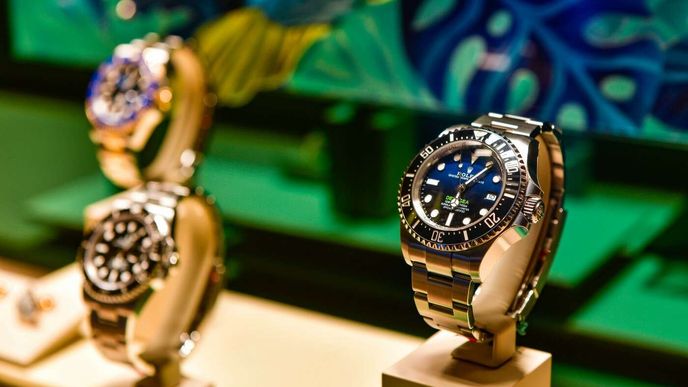 Trh s luxusními hodinkami, kterým dlouhodobě vévodí značka Rolex, prošel po roce 2022 výraznou cenovou korekcí a vrací se k dlouhodobé stabilitě. Trh s luxusními hodinkami, kterým dlouhodobě vévodí značka Rolex, prošel po roce 2022 výraznou cenovou korekcí a vrací se k dlouhodobé stabilitě.