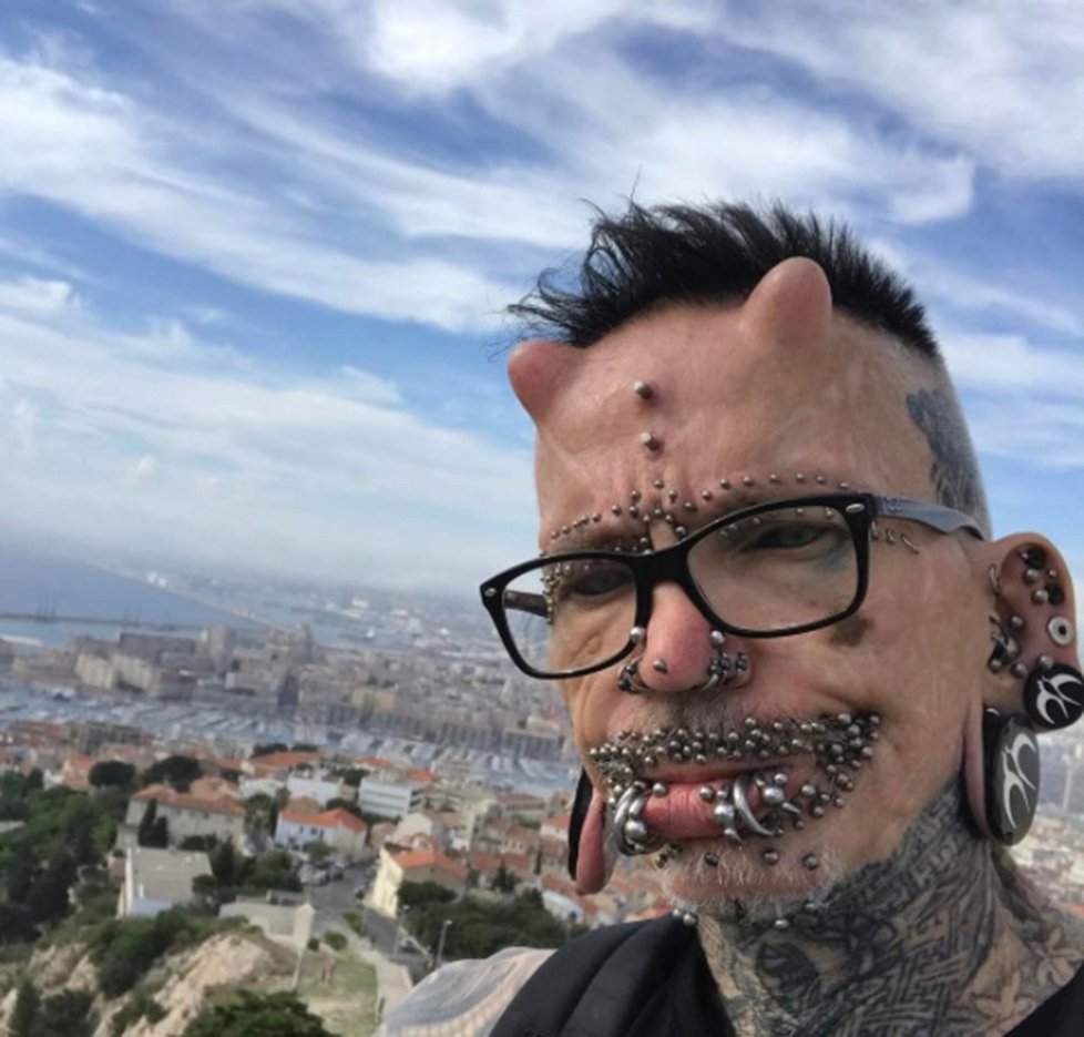 Rolf Buchholz má v penisu 278 piercingů.