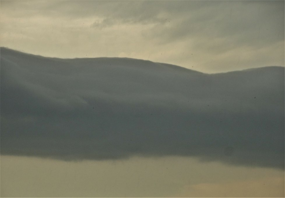 Roll cloud nad Prahou - takto jej zachytil Zbyněk Peška z Libně, nedaleko Bulovky. (20. červen 2022)