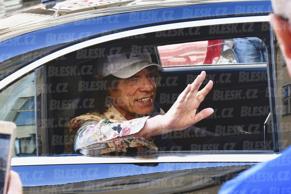 Mick Jagger zamával fanouškům a vyrazil do Letňan, kde ve 20.30 odstartuje velkolepou show.