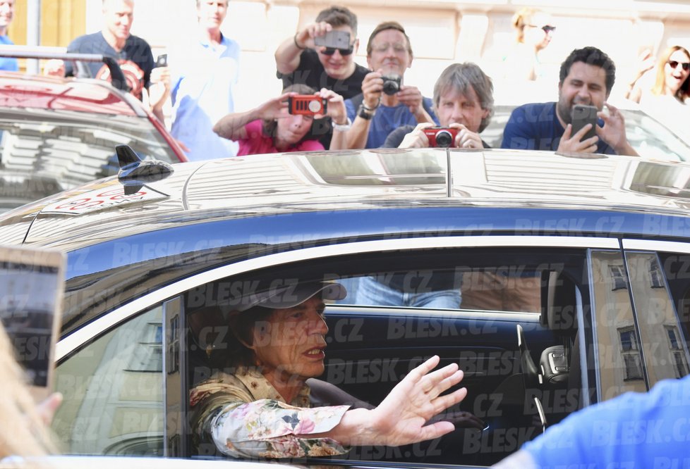 Mick Jagger zamával fanouškům a vyrazil do Letňan, kde ve 20.30 odstartuje velkolepou show.