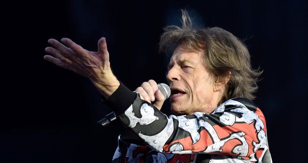 Mick Jagger odstartoval vystoupení skladbou Street Fighting Man.