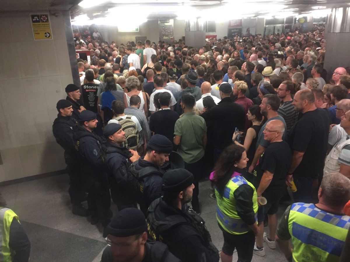 Tisíce lidí se tísnily po koncertě v metru.