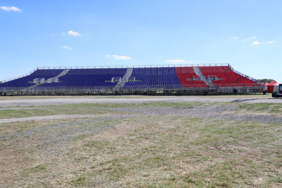 Pódium pro Rolling Stones stavělo 270 lidí po tři dny.