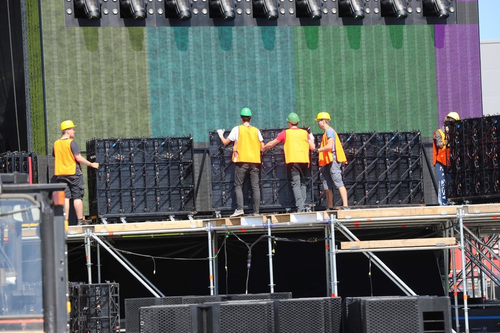 Pódium pro Rolling Stones stavělo 270 lidi po tři dny.