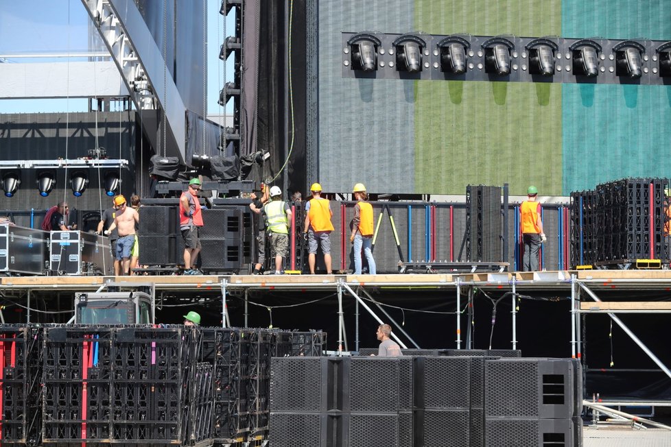 Pódium pro Rolling Stones stavělo 270 lidi po tři dny.